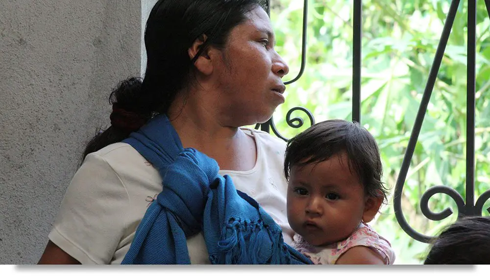 Foto de una madre rural guatemalteca y su hijo.